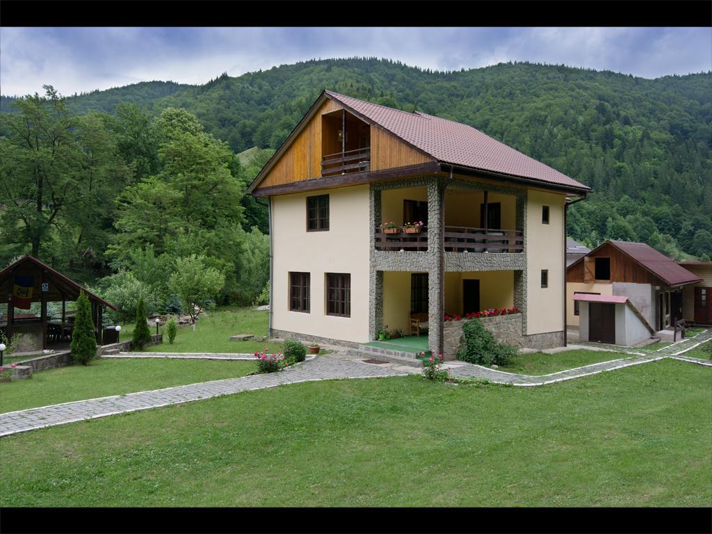 Hotel Pensiunea Bobu Izvoru Muntelui Esterno foto