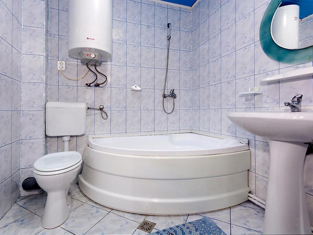 Hotel Pensiunea Bobu Izvoru Muntelui Esterno foto