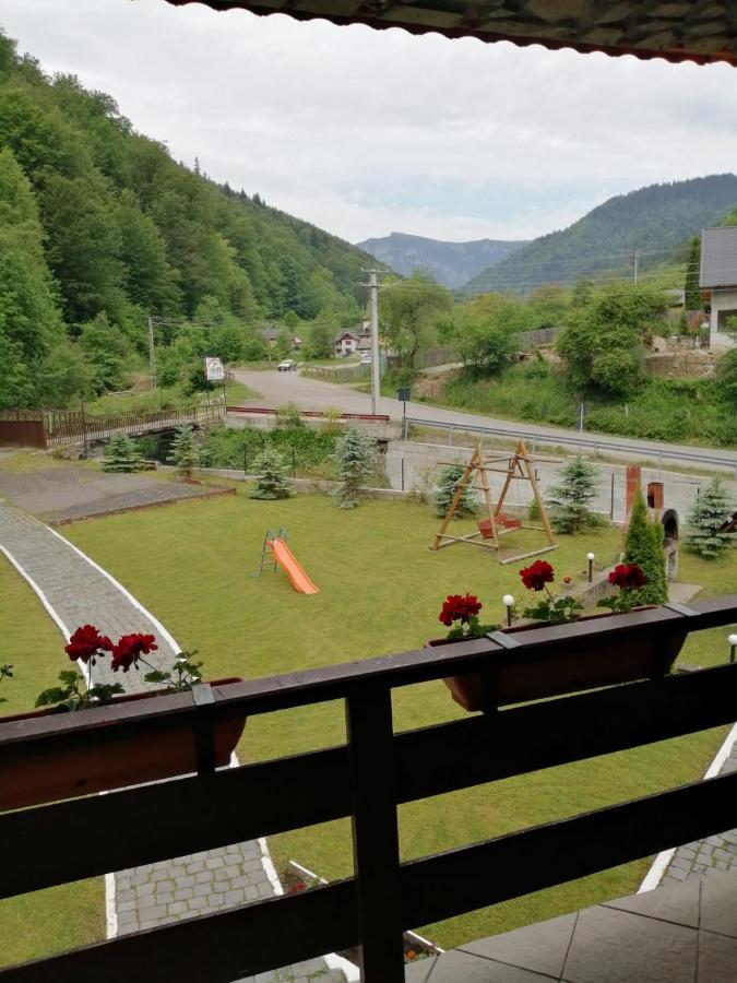 Hotel Pensiunea Bobu Izvoru Muntelui Esterno foto